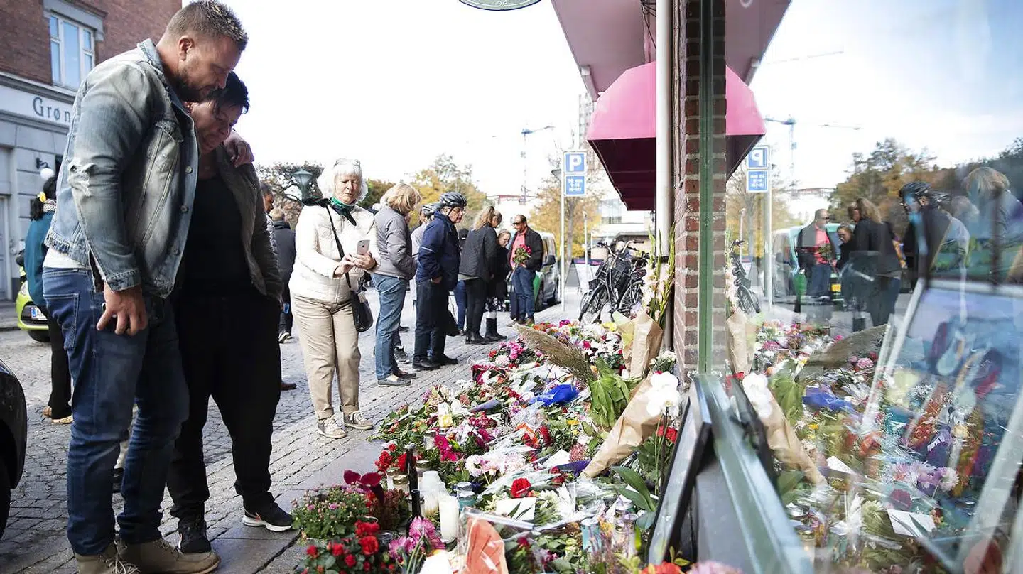Borgere fra Odense kom forbi den opgang, hvor Kim Larsen boede, for at sige farvel og lægge blomster.