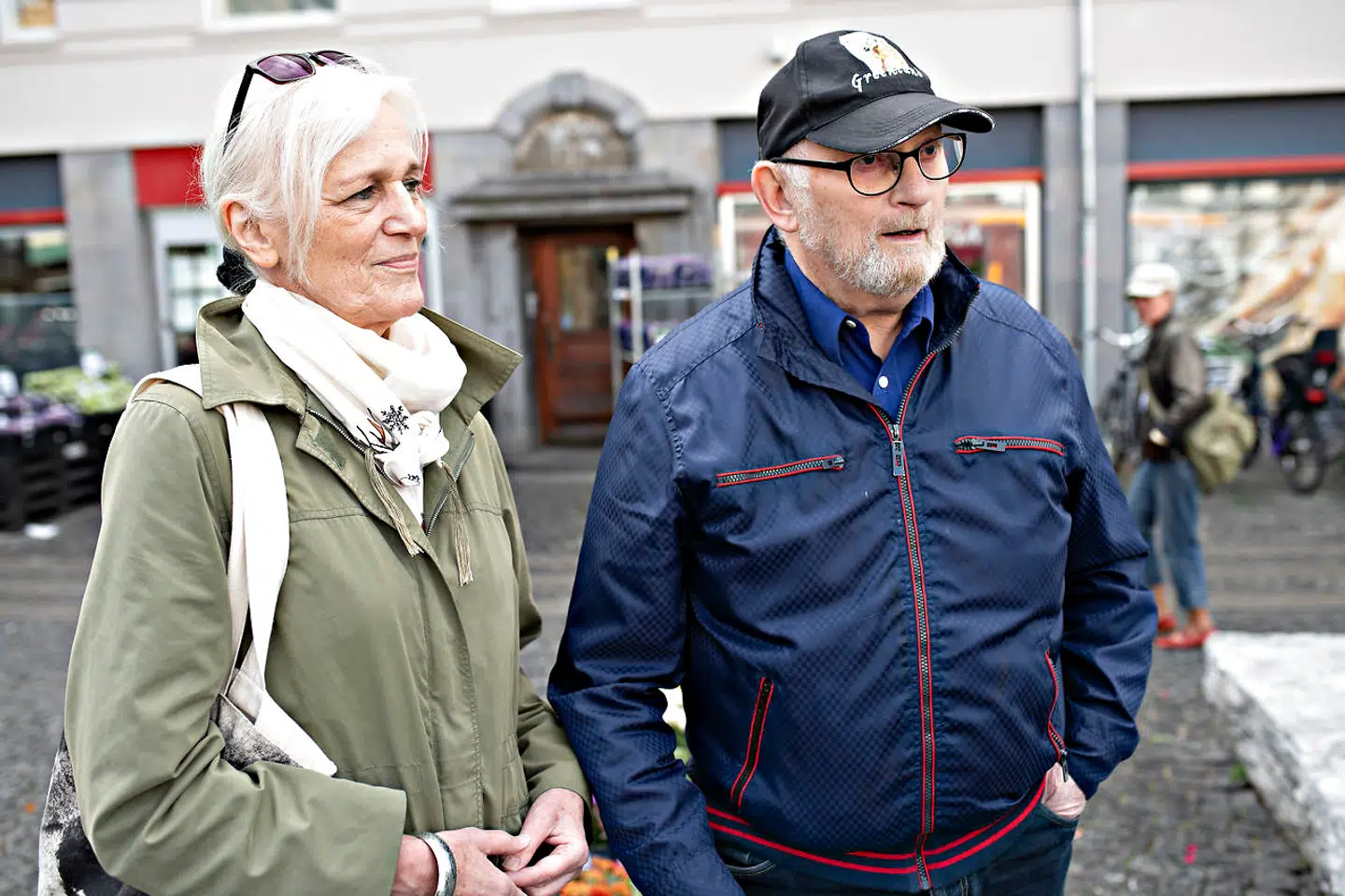 Annegrethe og Kaj har lagt en buket blomster ved Kim Larsens mindesmærke.