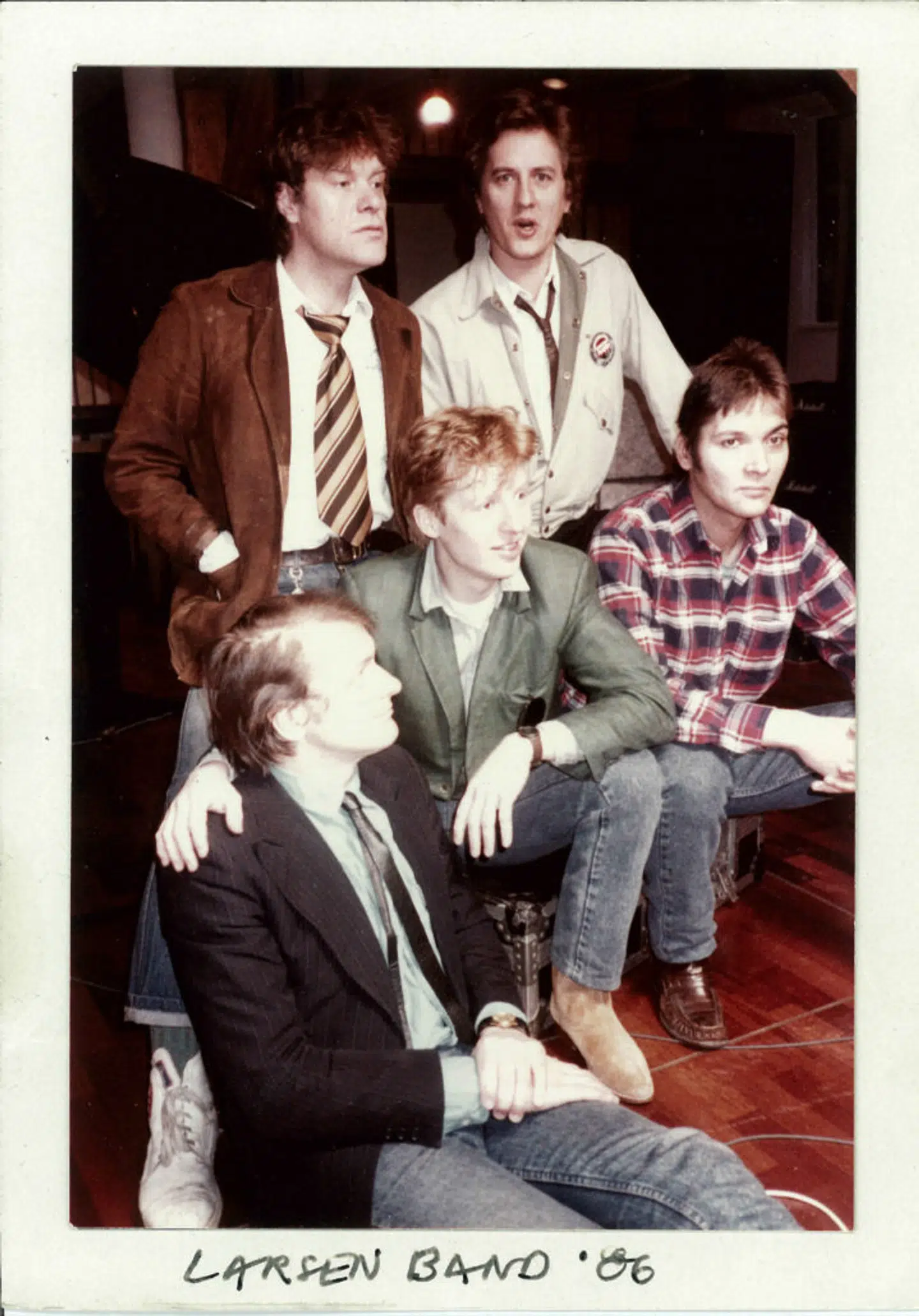 Kim Larsen og Bellami i 1986 under indspilningen af 'Forklædt som voksen'. Kim Larsen, Henning Pold, Peter Ingemann, Jan Lysdahl og Thomas Grue.