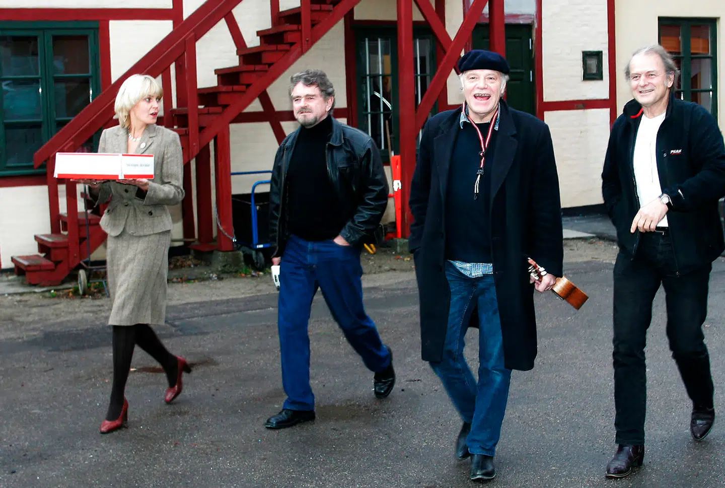 Liselotte Kløvborg, filminstruktør Erik Clausen, Kim Larsen og hans kassemester Peter Ingemann (fra v.t.h.) ankommer til Erik Ballings 80 års fødselsdagsrecption på Nordisk Film i Valby.