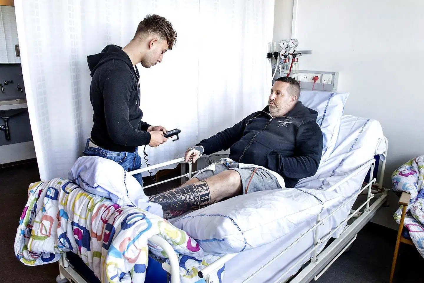 ARKIVFOTO af Oliver Louai sammen med faderen Brian Sandberg, efter han er blevet opereret for modermærkekræft.