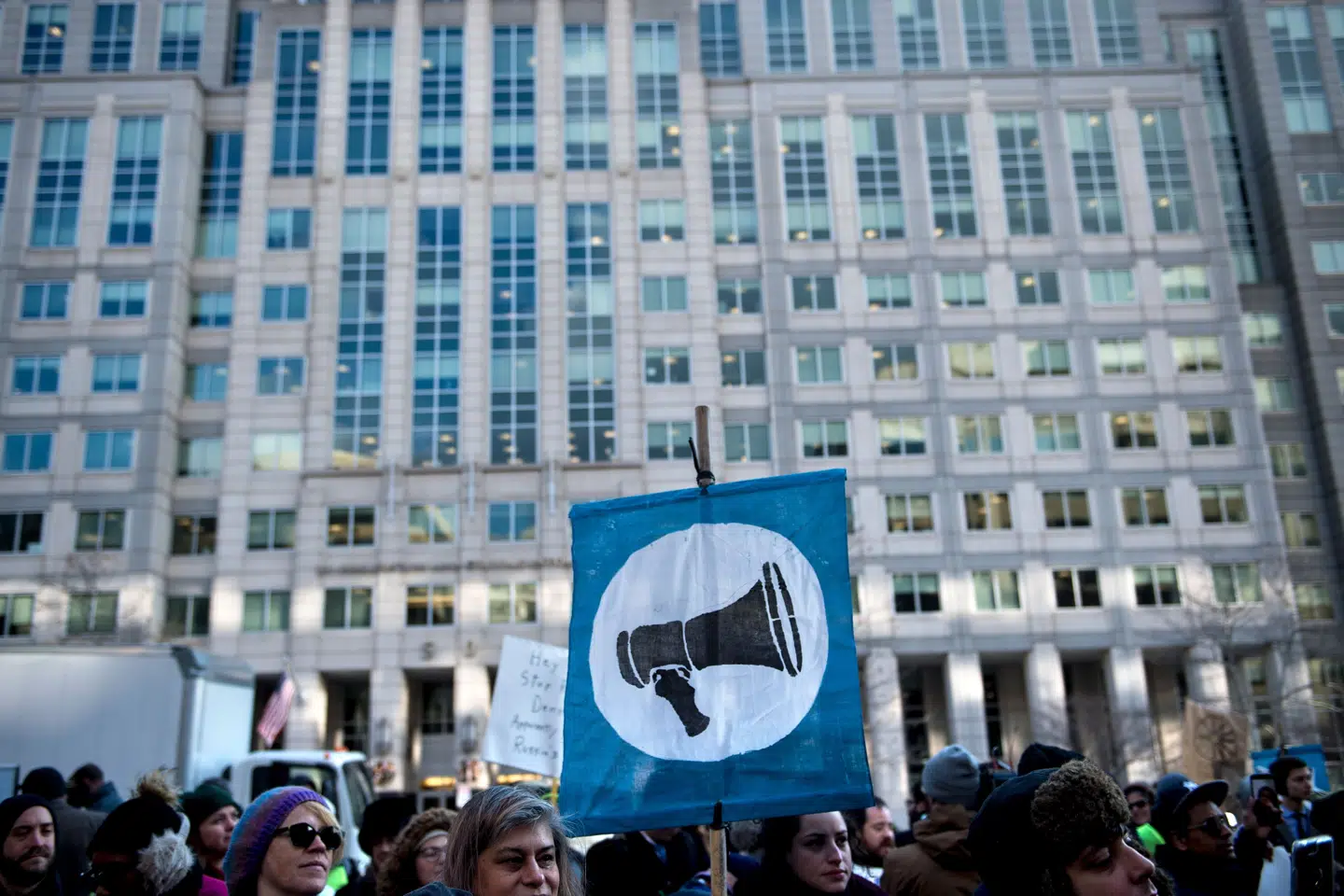 Aktivister i forbindelse med en høring i december sidste år, hvor loven om netneutralitet blev afskaffet hos USA's Federal Communications Commission (FCC). Brendan Smialowski/Ritzau Scanpix