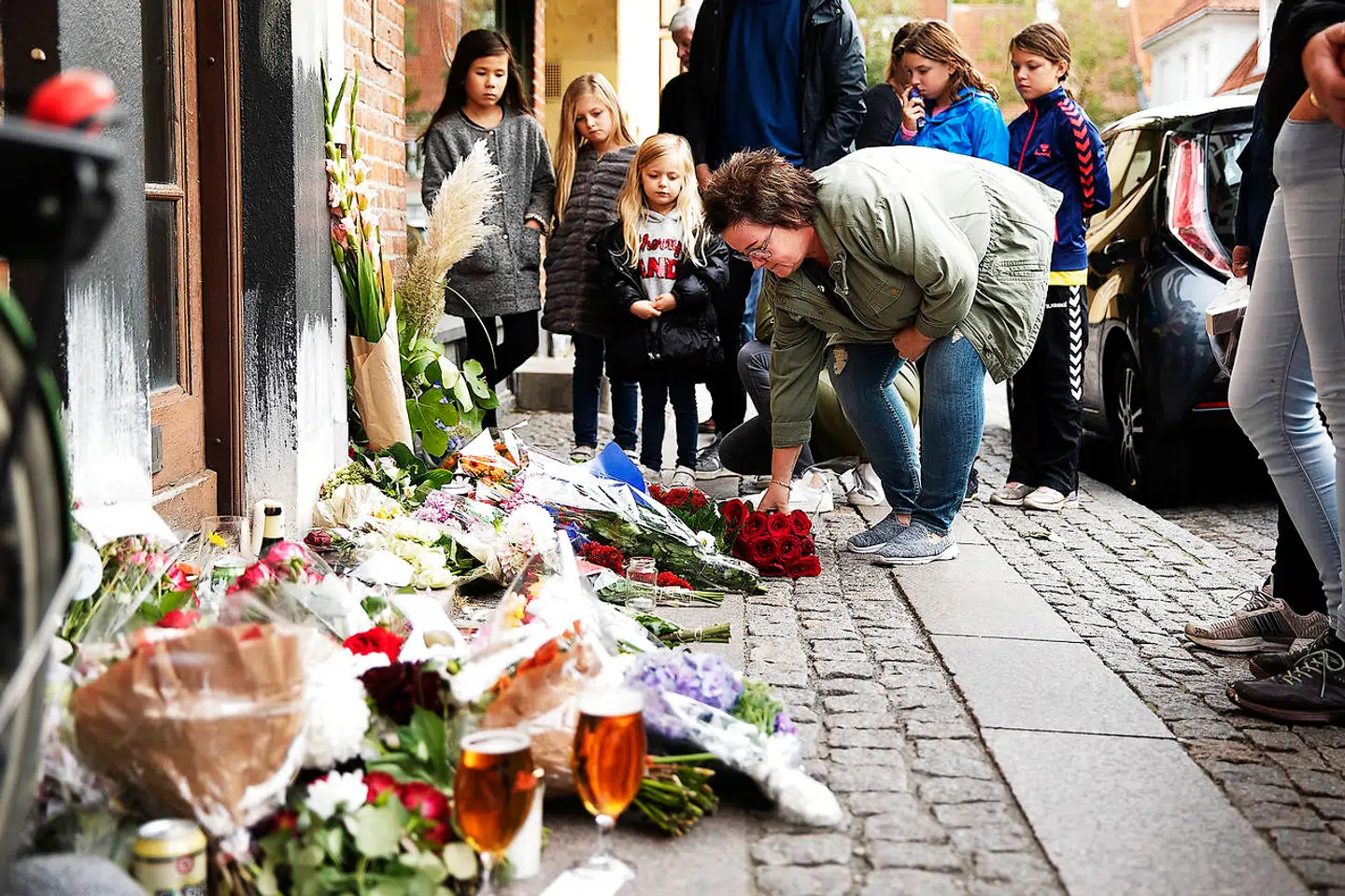 Kim Larsen er gået bort, borgere fra Odense kommer forbi den opgang hvor han boede for at sige farvel og lægge blomster. På Lørups Vinstue der var Kim Larsens stamværtshus mødes folk og snakker om Kim Larsen søndag den 30. september 2018.