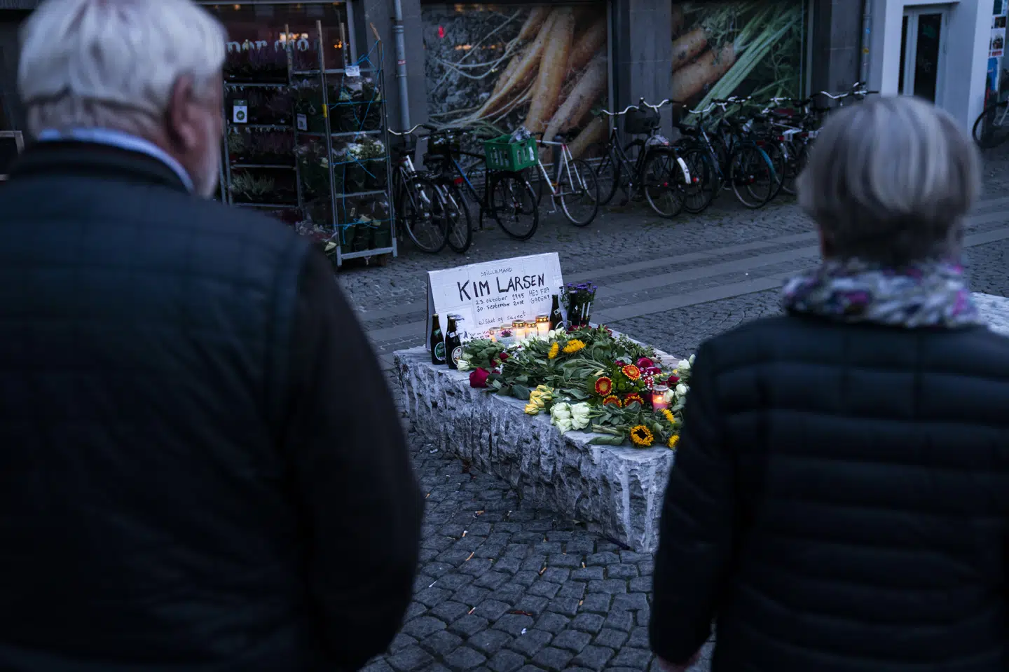 Flere danskere mødte søndag op på Christianshavns Torv i København til ære for Kim Larsens minde.