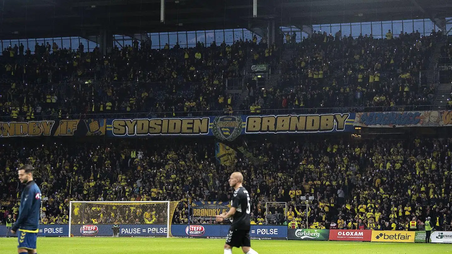 Tilskuerne tændte lys i pausen for at ære den afdøde sanger Kim Larsen under Superliga-kampen mellem Brøndby IF og AC Horsens.