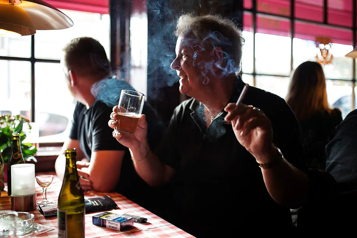 På Lørups Vinstue i Odense, der var Kim Larsens stamværtshus mødes folk søndag og snakker om Kim Larsen. Her ses Claus Stougaard skåle for Kim Larsen.