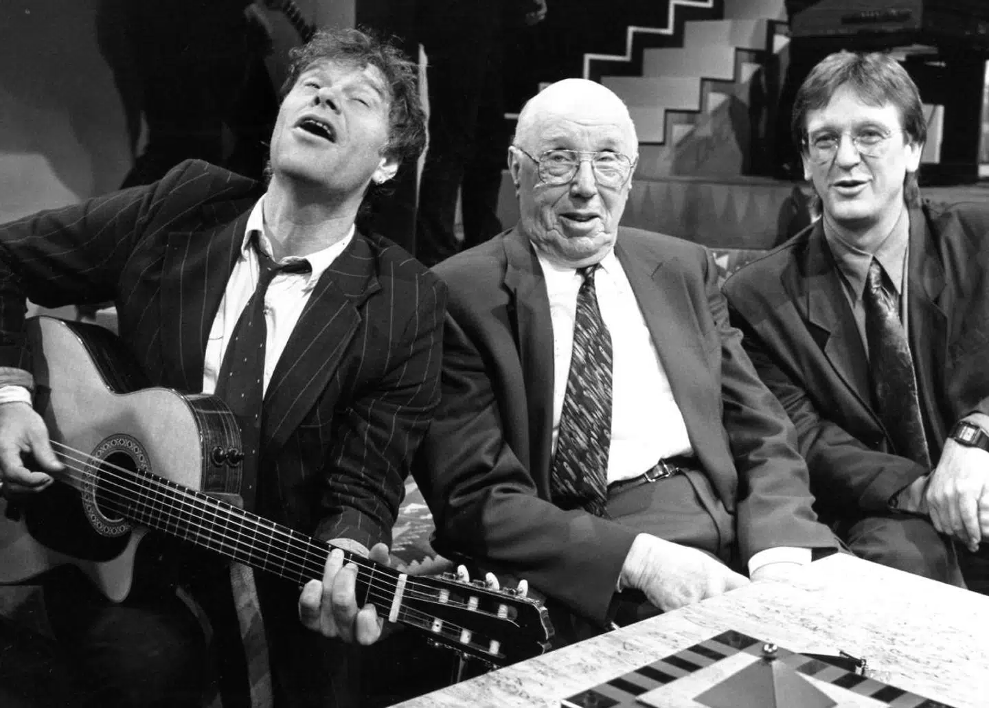 Kim Larsen sammen med historikeren Palle Lauring og tv-vært Hans Otto Bisgaard i en tv-optræden i 1989.