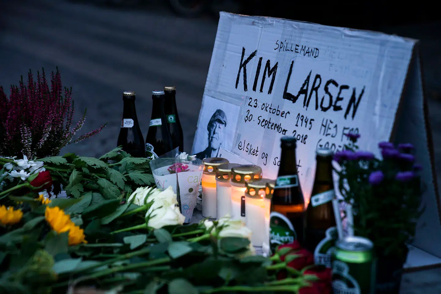 Kim Larsen er død 72 år gammel. Kim Larsen sov stille ind søndag den 30. september 2018. Blomster, øl, smøger og bananer er lagt på Christianshavns Torv i København til ære for danskernes nationalskjald.