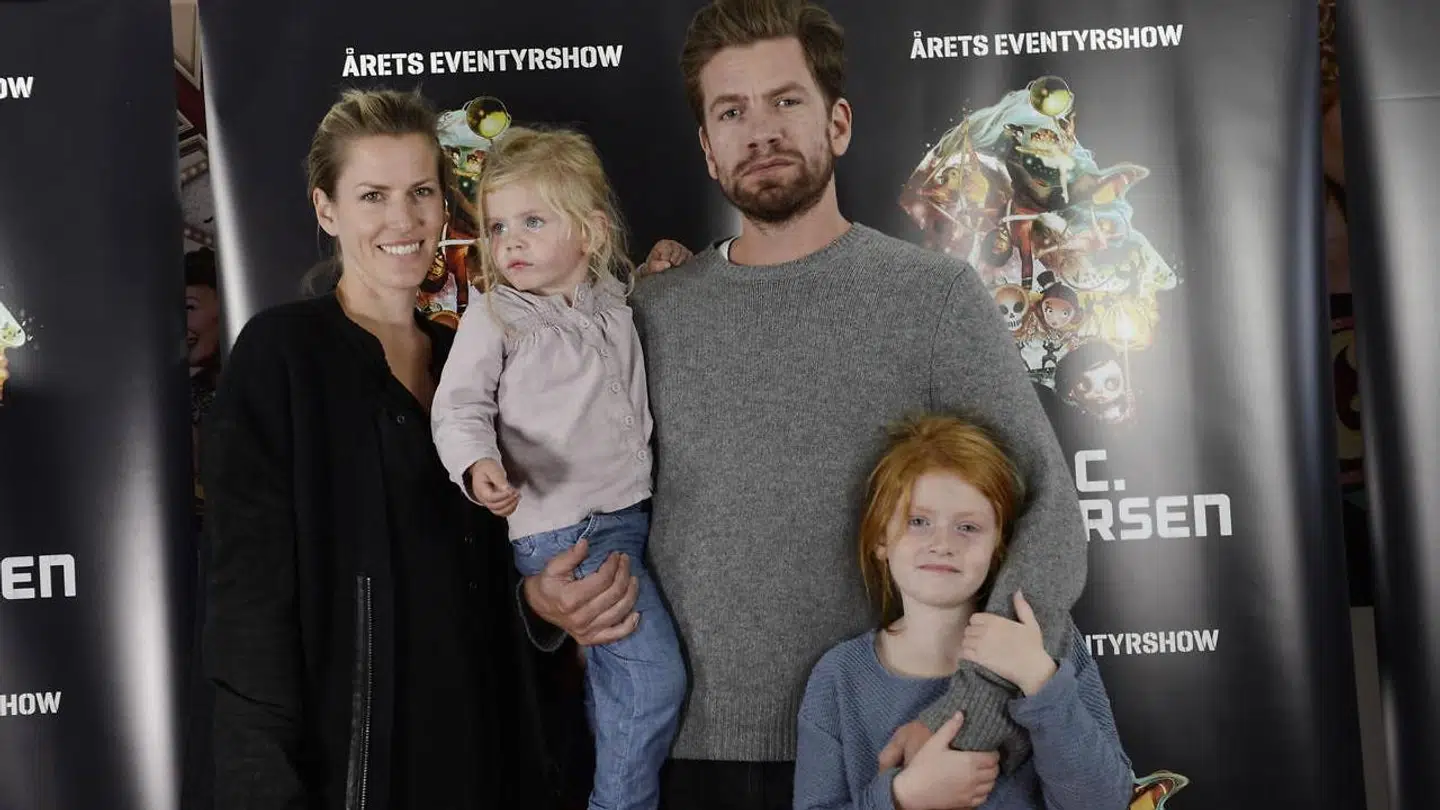 Her er Gerda Lie Kaas (til højre) i en noget yngre udgave på den røde løber ved premieren på 'H.C. Andersen' i Tivoli med familien.
