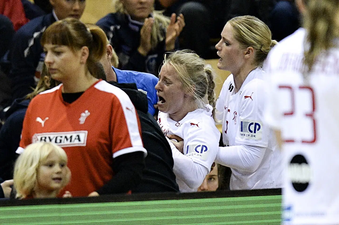 Mia Rej måtte bæres fra banen i starten af anden halvleg af Danmarks Golden League-kamp mod Polen, efter at hun fik et vrid i sit knæ. Norde Ernst Van/Ritzau Scanpix