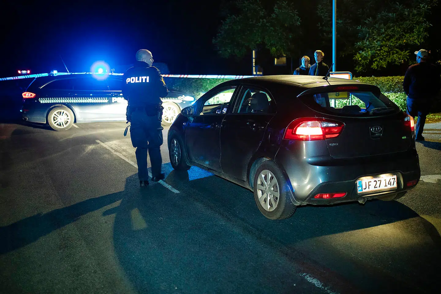 Adskillige politibiler, bevæbnet politi i civilt tøj samt tungt bevæbnet politi var fredag aften i aktion på flere adresser i den lille by Espe på Sydfyn.