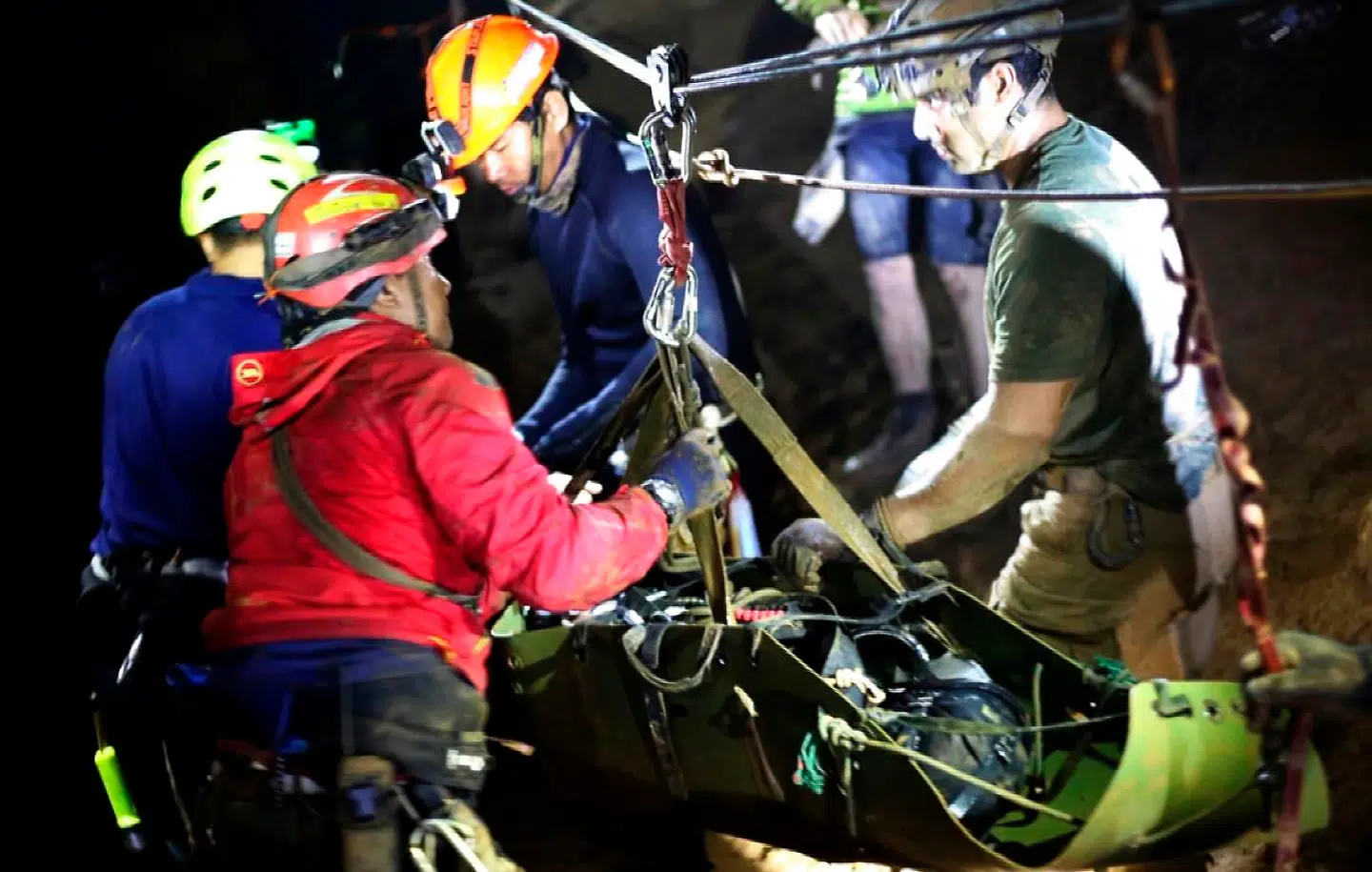 Dette billede er stillet til rådighed at det thailandske NAVY SEAL, og viser, hvordan de transporterer en af drengene ud af grotten.