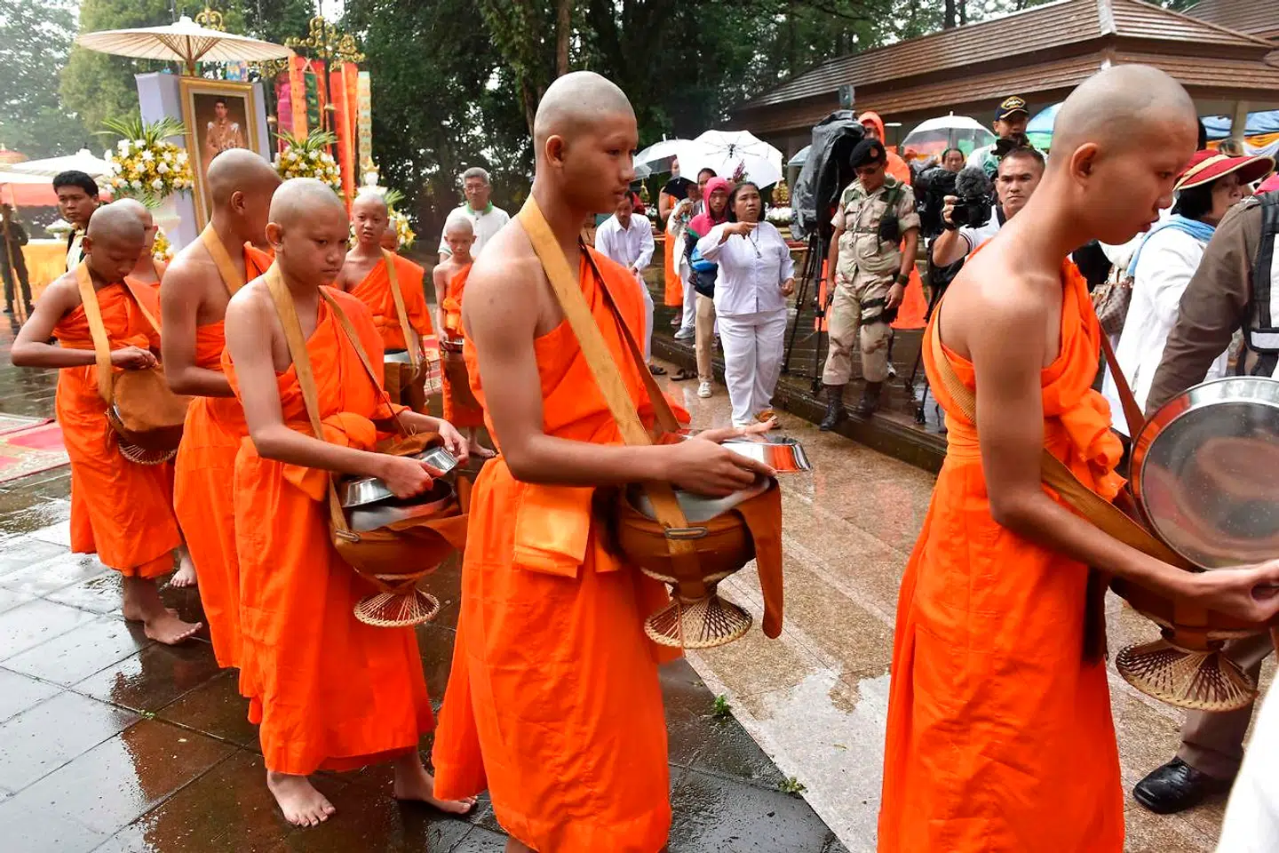 Efter redningen tilbragte de ti af drengene, der var buddhister, og deres lærer nogle dage som munke.