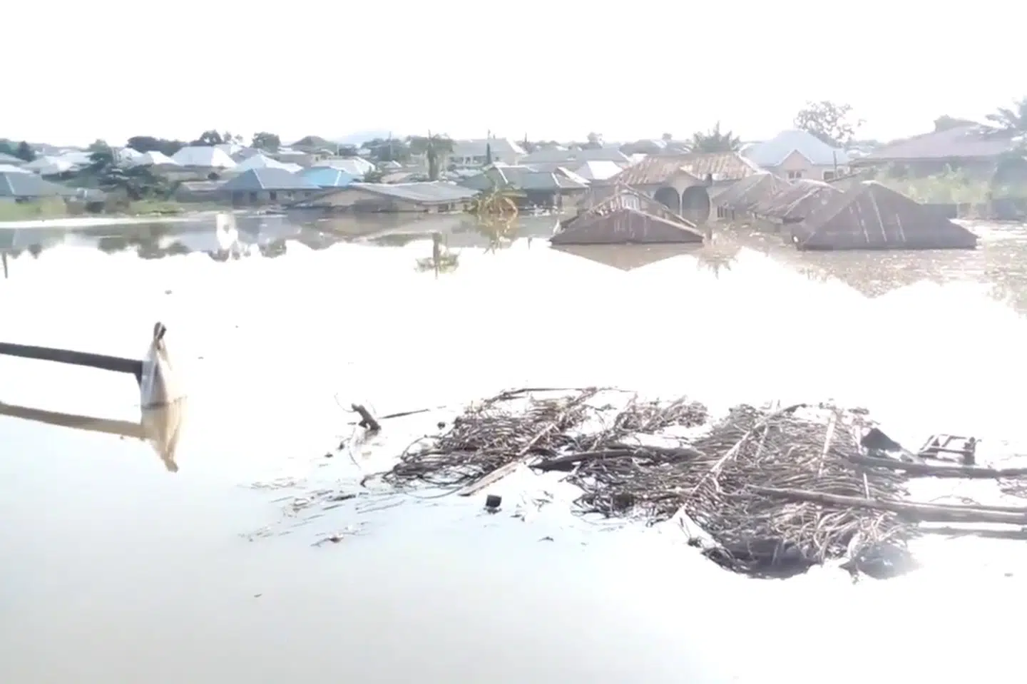 199 mennesker er døde i oversvømmelser i Nigeria, oplyser landets katastrofeberedskab torsdag. Social Media/Reuters