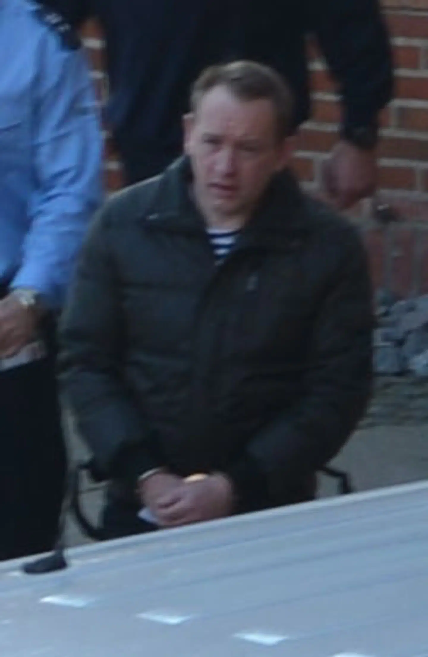 Der blev ikke taget nogen chancer, da 47-årige Peter Madsen skulle til øjenlægen i Glostrup. Selv om han var bevogtet af fire mandlige fængselsbetjente, var kvindemorderens hænder for en sikkerheds skyld også låst fast i håndjern.