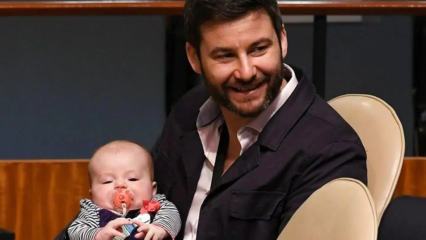 Clarke Gayford er hjemmegående husfar, mens hans hustru styrer landet. Her ses han med datteren Neve.