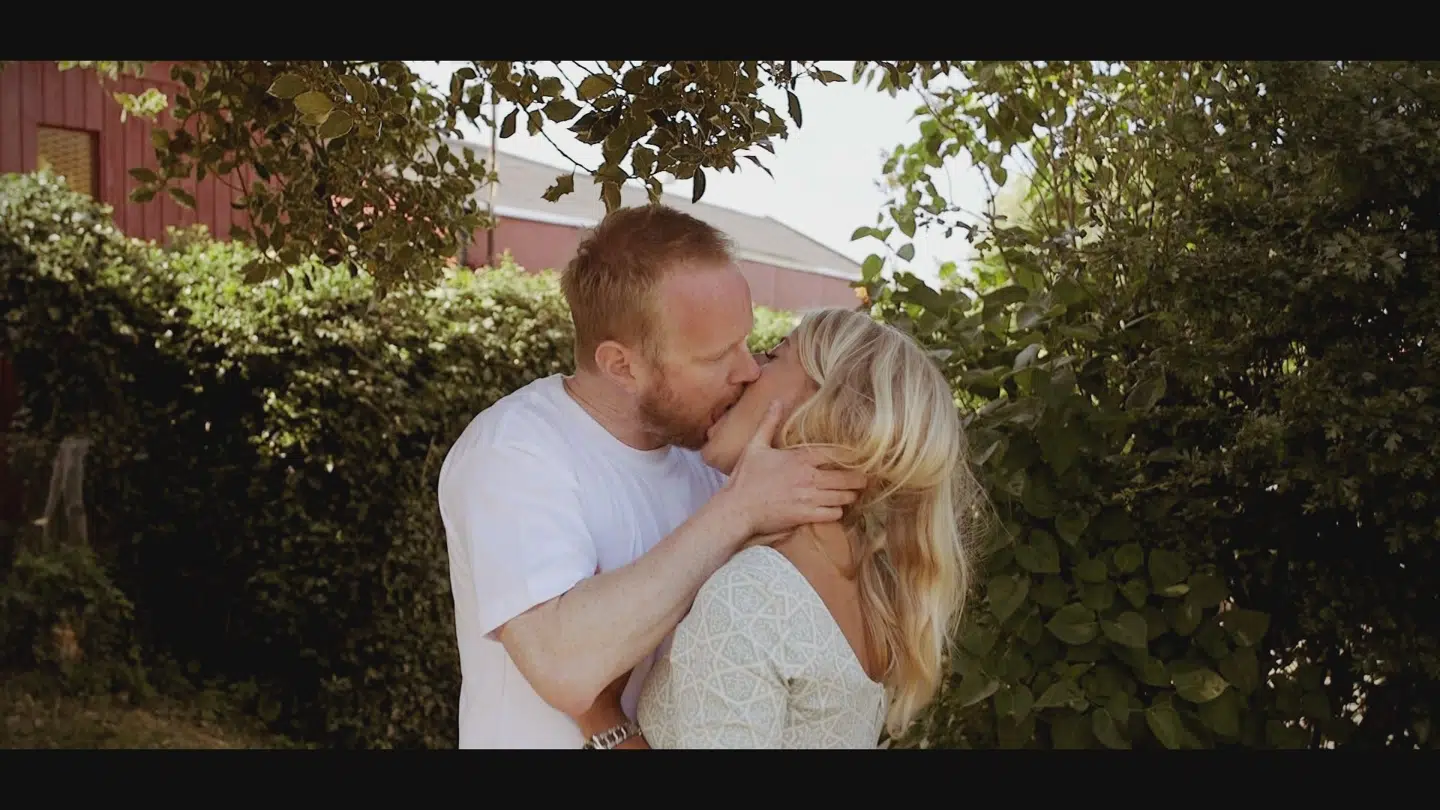 Pernille Vermund og Jonatan Spang tungekysser i 'Tæt på sandheden'.