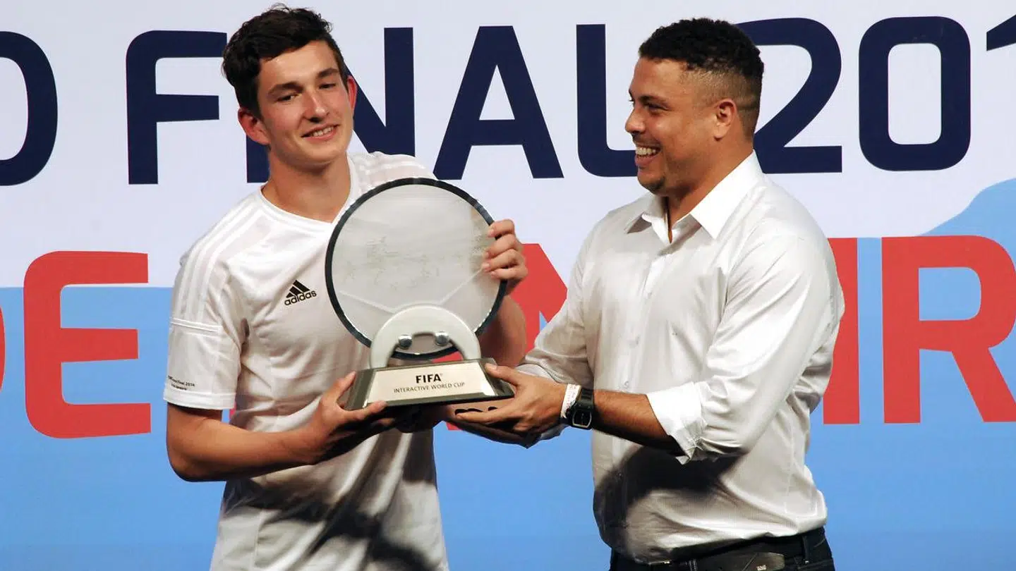 August Rosenmeier blev for alvor et kendt ansigt, da han i 2014 blev verdensmester. Her får han overrakt pokalen af selveste Ronaldo.