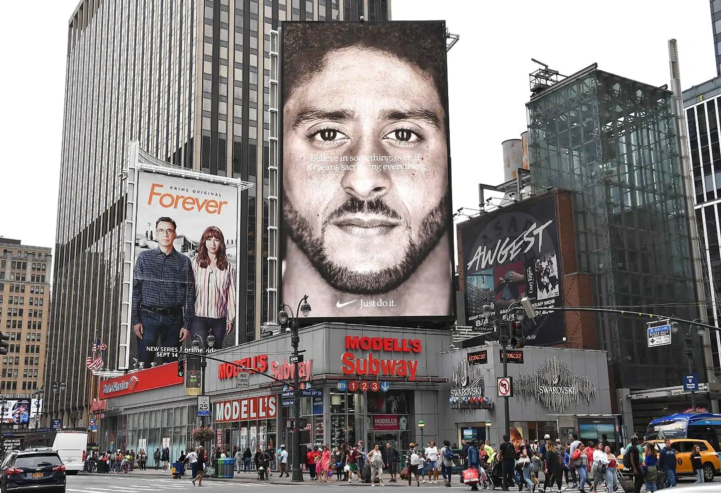 Nikes nye reklamekampagne med den kontroversielle football-stjerne Colin Kaepernick har fået sportsfirmaets aktier til stige med raketfart.