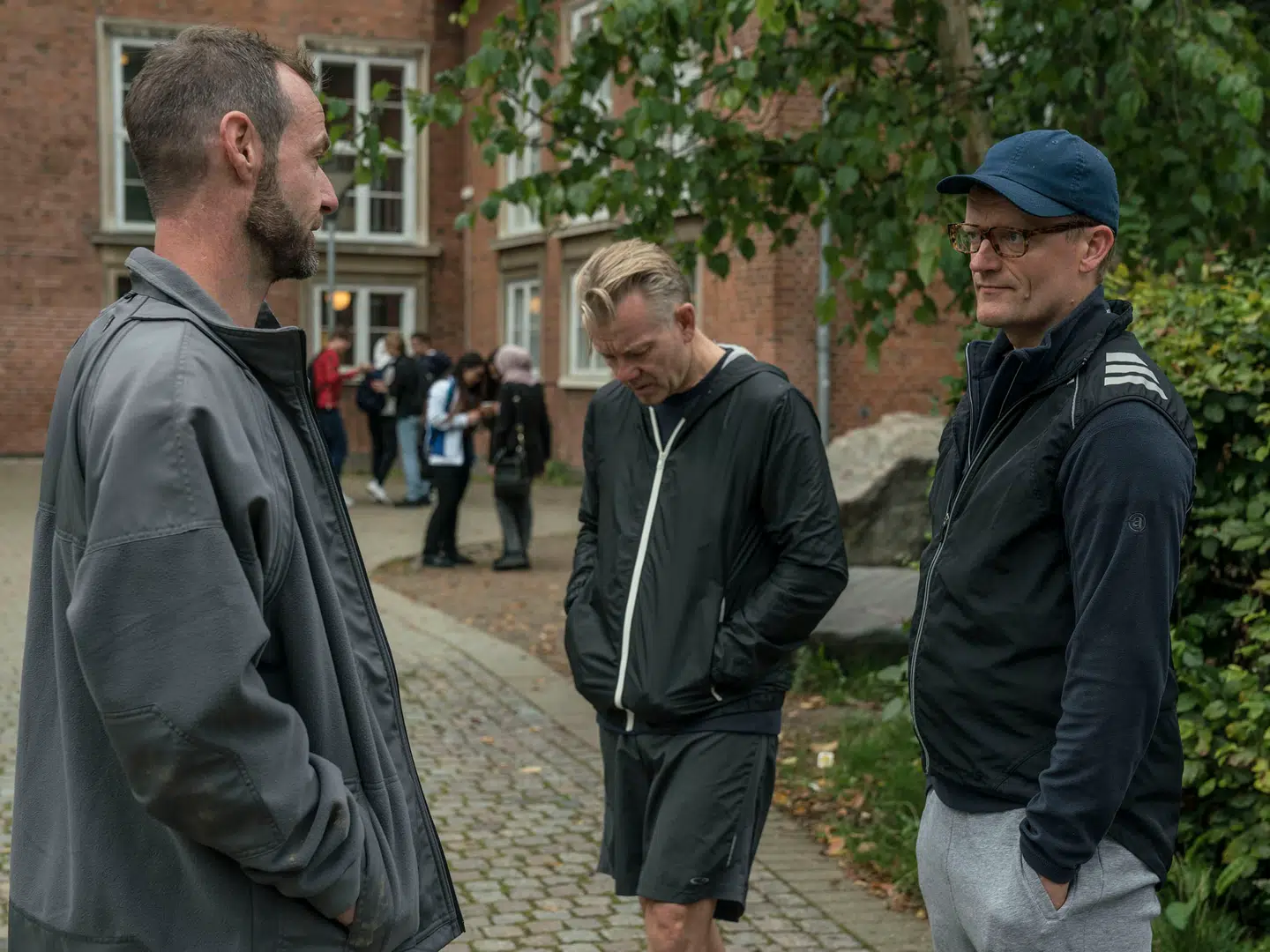 Frank indleder krig med en anden far fra børnenes skole.