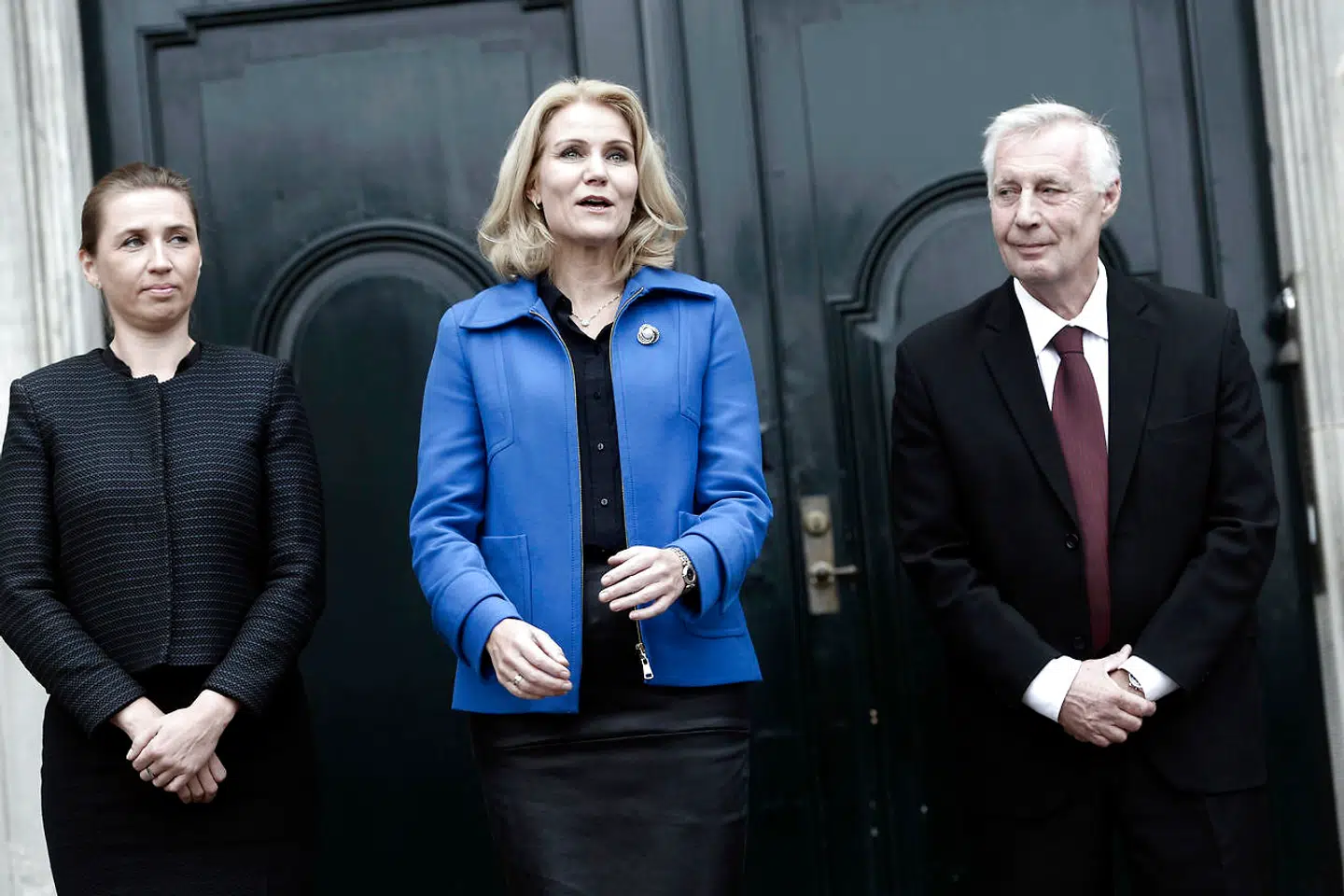 Statsminister Helle Thorning-Schmidt præsenterer Mette Frederiksen som ny justitsminister og Henrik Dam Kristensen som ny beskæftigelsesminister foran Amalienborg fredag d. 10 oktober 2014. På det billede ser Mette Frederiksen ikke videre glad ud, fordi hun er ked af at skulle forlade beskæftigelsesministeriet (Foto: Keld Navntoft/Scanpix 2014).