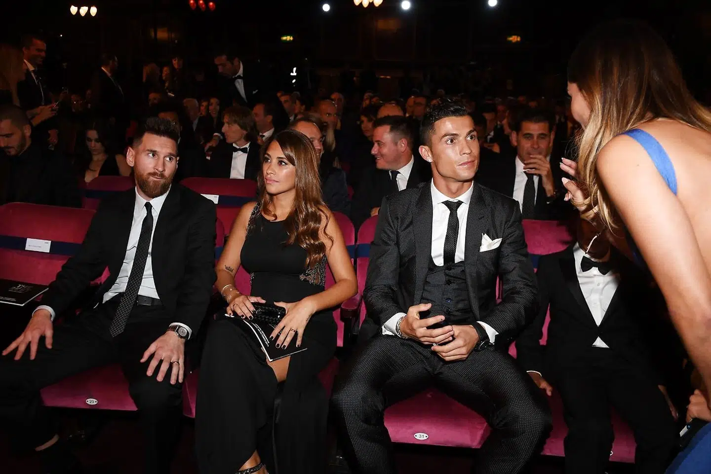 Lionel Messi (tv), Messis kone Antonella Roccuzzo (nr. to fra venstre), Cristiano Ronaldo (nr. to fra højre) og Layla Anna-Lee under Best FIFA Football Awards 2017 i London.