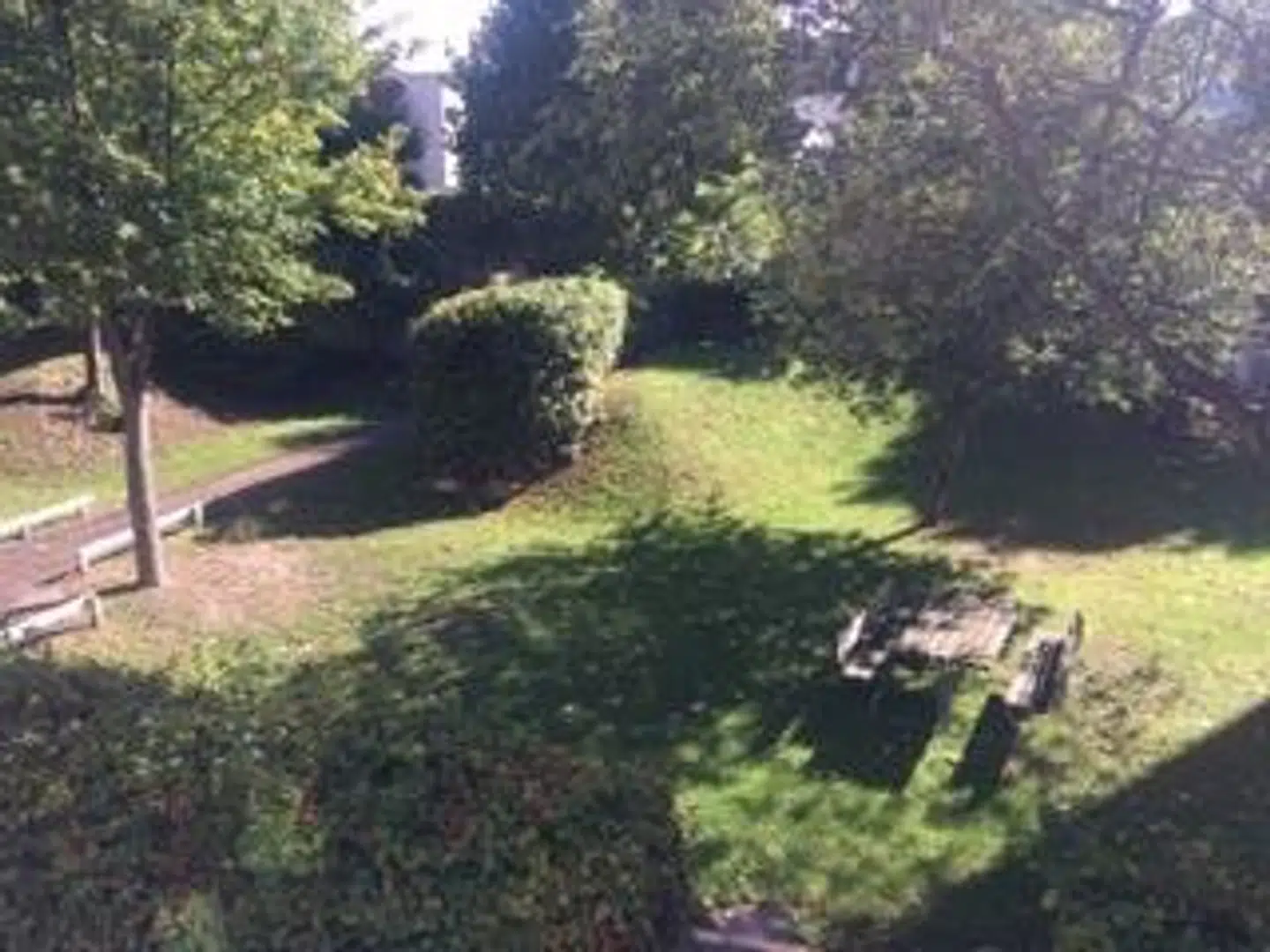 Her i den lukkede gård på Meinungsgade har der siddet 20-25 unge mænd klædt i sort den sidste uges tid. Sanne fortæller, at de har været der på alle tider af døgnet, og formentlig har været indblandet i skudepisoden fredag aften som fandt sted ved Guldbergsgade og Meinungsgade.