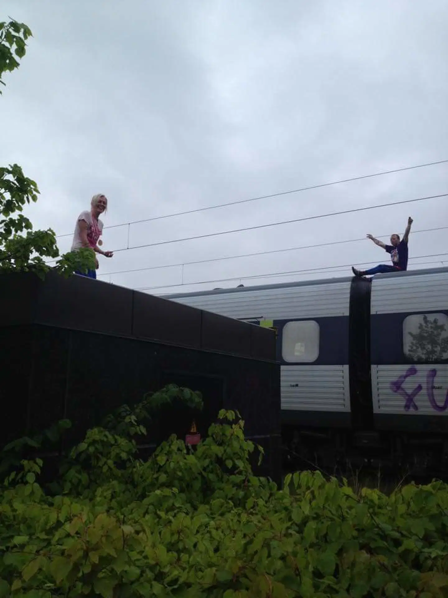 Her ses den dengang 22-årige Tim Kring på toppen af et IC3-tog ved Helsingør Station. Få sekunder senere fik han 25.000 volt strøm gennem sig.