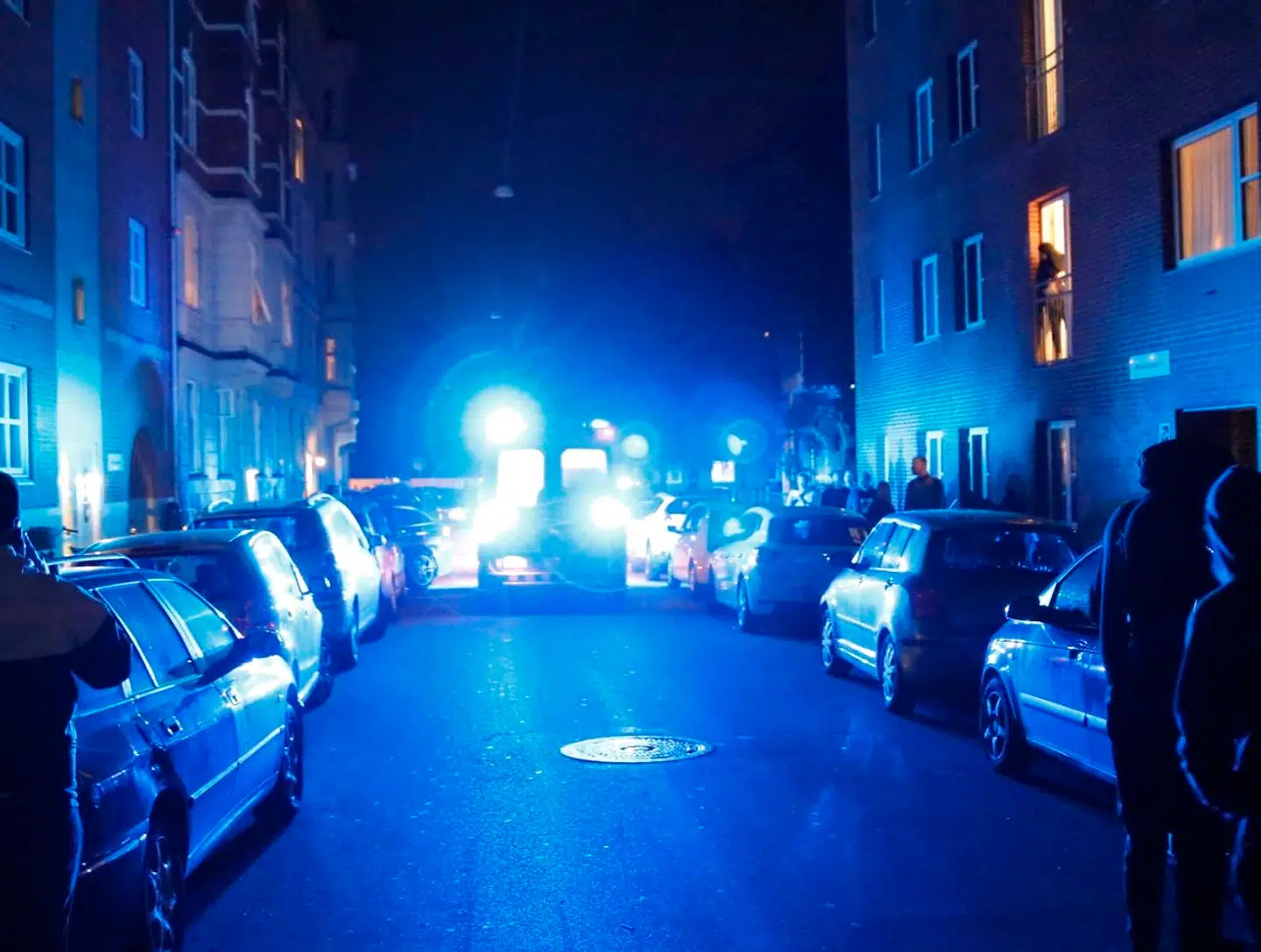 Ambulance på Meinungsgade fredag aften den 21. september 2018. Politiet i København er fredag aften rykket ud på Nørrebro for at undersøge et muligt skyderi. Det oplyser den centrale efterforskningsleder René Jensen. Han kan kort før klokken 21.30 ikke give flere oplysninger. Flere øjenvidner oplyser til Ritzau, at der er et stort politiopbud ved Nørrebrogade omkring Meinungsgade på det indre Nørrebro. Det skriver Ritzau, fredag den 21. september 2018.. (Foto: Mathias Øgendal/Ritzau Scanpix)