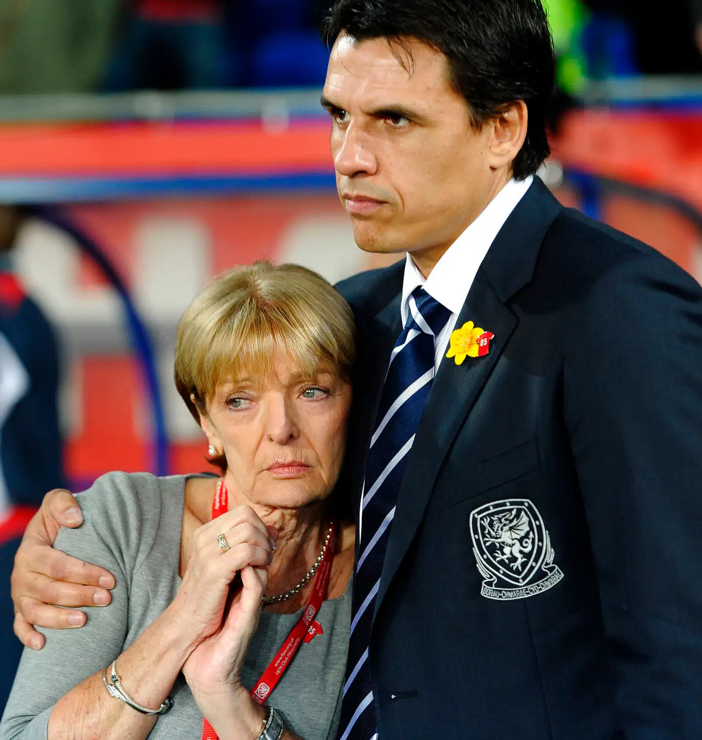 Carol Speed omfavnes af Wales' nye landstræner til en mindeskamp til ære for Gary Speed.