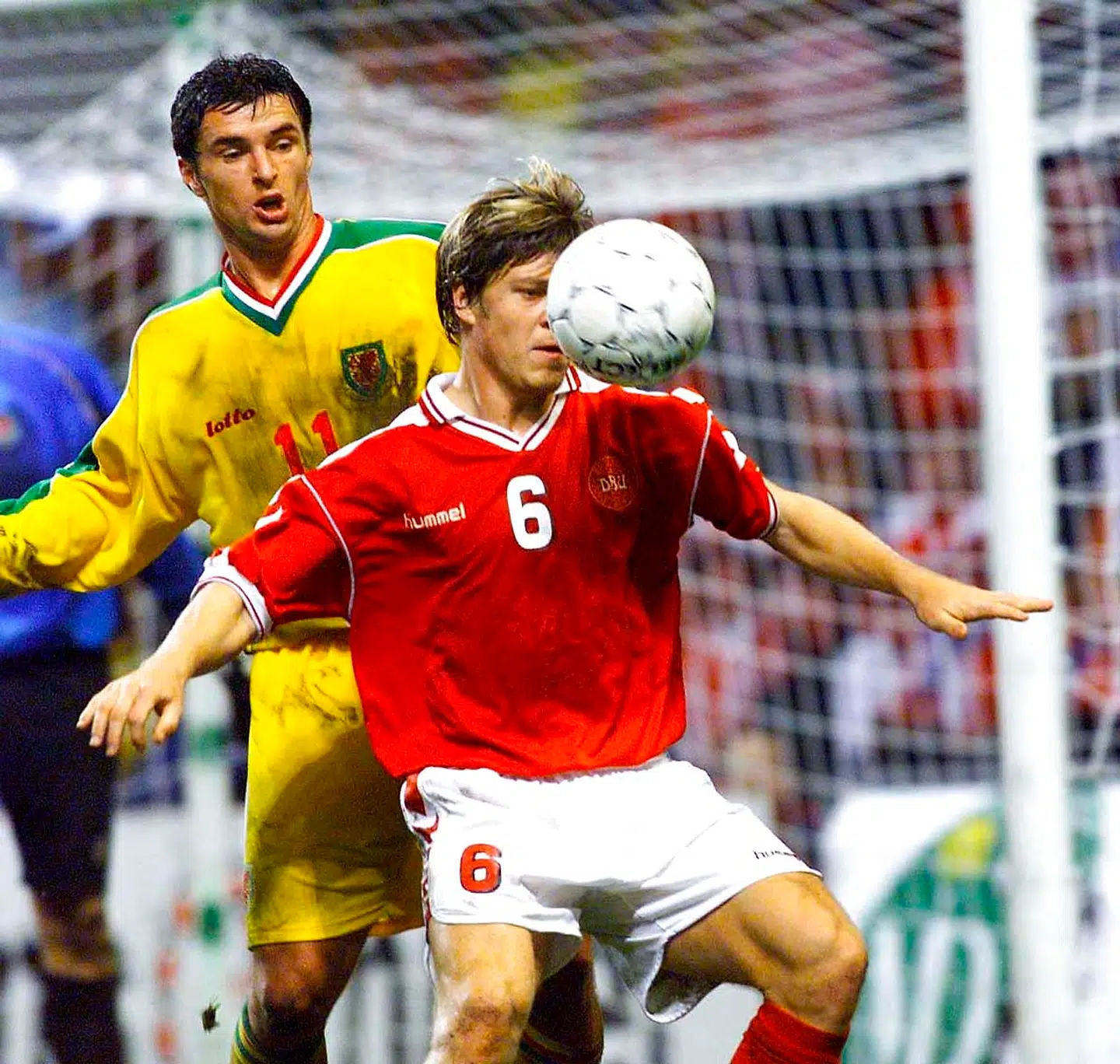 Gary Speed overfor Thomas Helveg i en landskamp fra 1998.