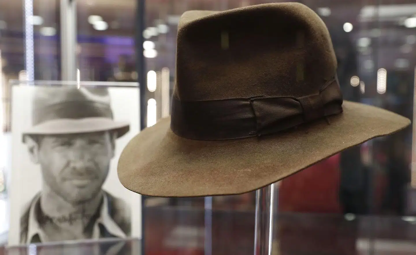 Hatten her blev båret af Ford i filmen 'Jagten på den forsvundne skat' fra 1981, som var den første i Indiana Jones-serien. Billedet er fra den 6. september.