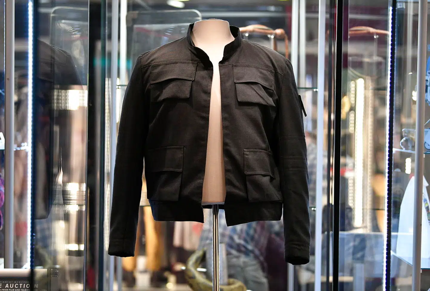 Her ses jakken, som Star Wars-karakteren Han Solo bar i filmen 'Imperiet slår igen'. Prop Store i London den 6. september.