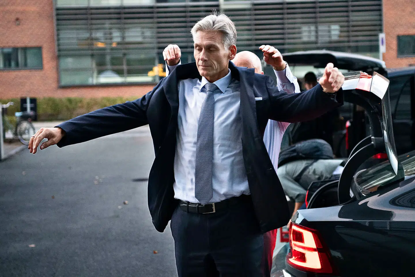 Den snart forhenværende administrerende direktør i Danske Bank, Thomas F. Borgen, ankommer her til TV2 for at give et interview efter pressemødet, hvor den interne undersøgelse om hvidvask-sagen blev fremlagt.