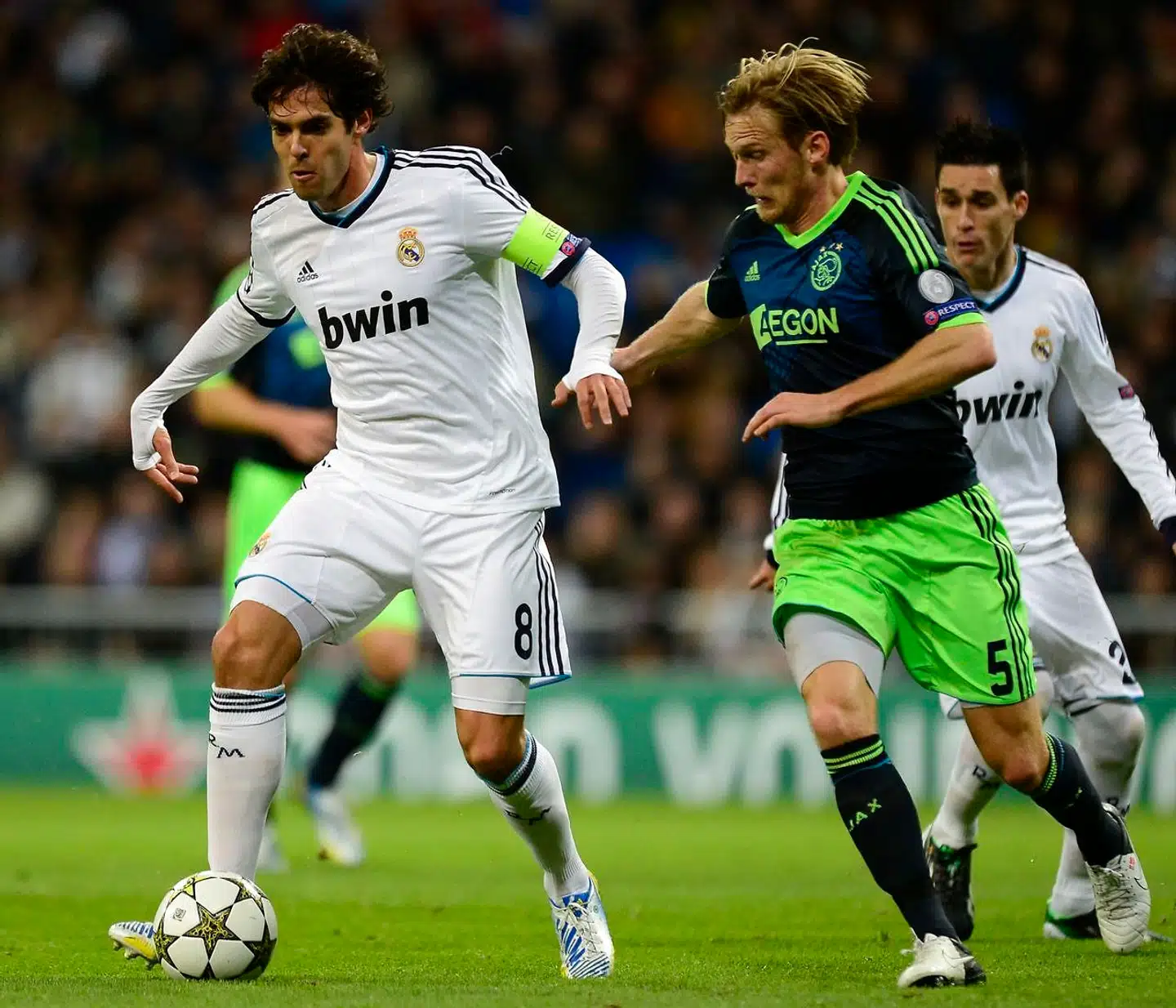 Christian Poulsen i aktion mod Kaka fra Real Madrid i Champions League.