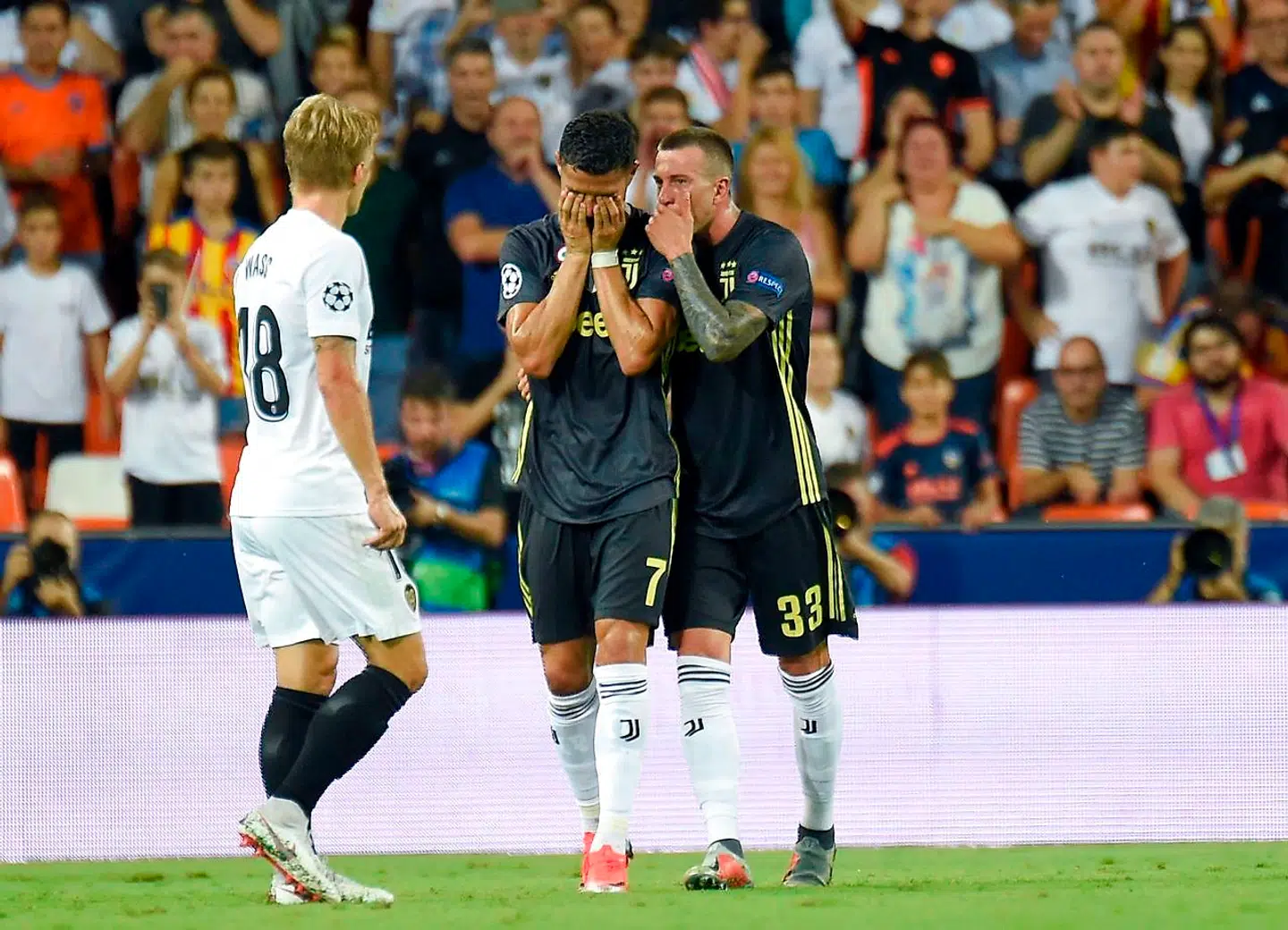 Juventus' Portuguese forward Cristiano Ronaldo (C) reacts after receiving a red card during the UEFA Champions League group H football match between Valencia CF and Juventus FC at the Mestalla stadium in Valencia on September 19, 2018. (Photo by JOSE JORDAN / AFP)