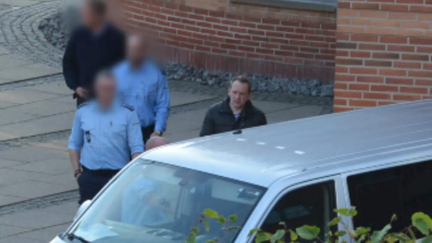 Den livstidsdømte Peter Madsen, der aktuelt forsøger at få Østre Landsret til at formildne sin straf, blev kørt til øjenklinikken i Glostrup lidt før kl. 8 tirsdag morgen. Formentlig for ikke at møde for mange almindelige patienter i venteværelset