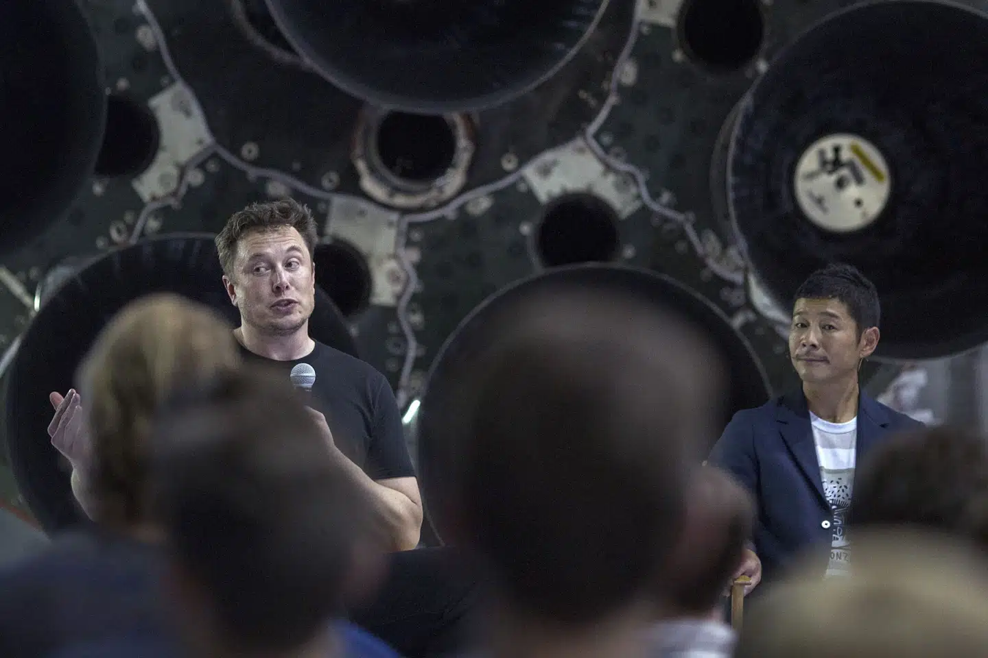 Stifteren af det private rumselskab SpaceX, Elon Musk (tv.), præsenterer på et pressemøde i Californien den japanske rigmand Yusaku Maezawa (th.). David Mcnew/Ritzau Scanpix