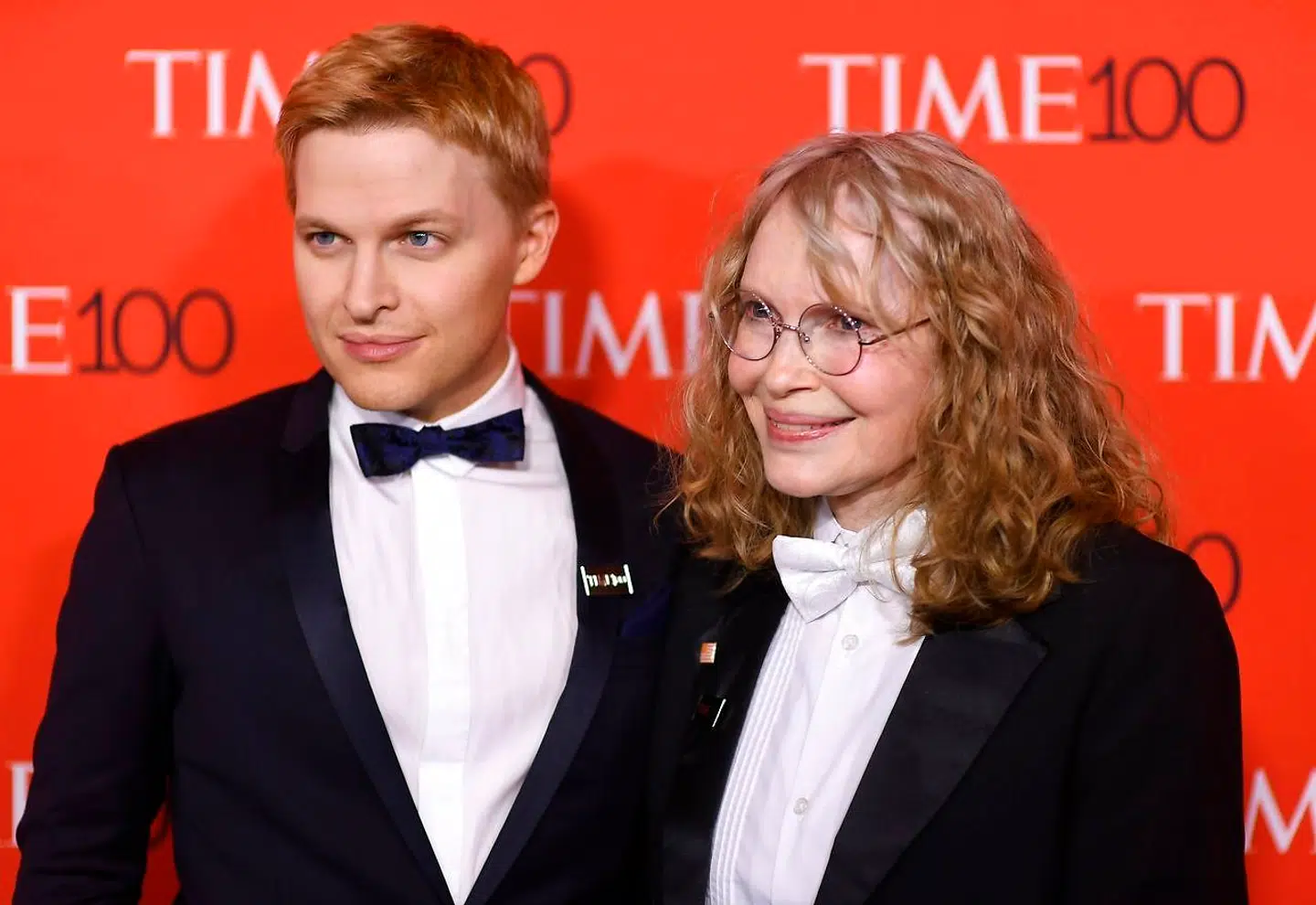 Ronan Farrow, en meget anerkendt journalist, og hans mor - og Woody Allens ekskone - Mia Farrow. / AFP PHOTO / ANGELA WEISS
