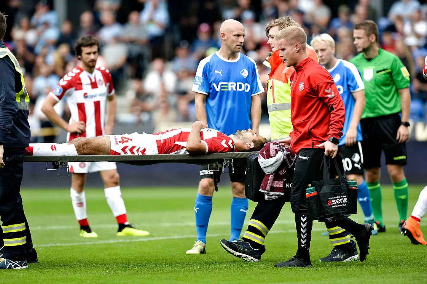 Jakob Blåbjerg blev båret ud, da AaB i sin seneste Superliga-kamp spillede 2-2 mod Randers FC.