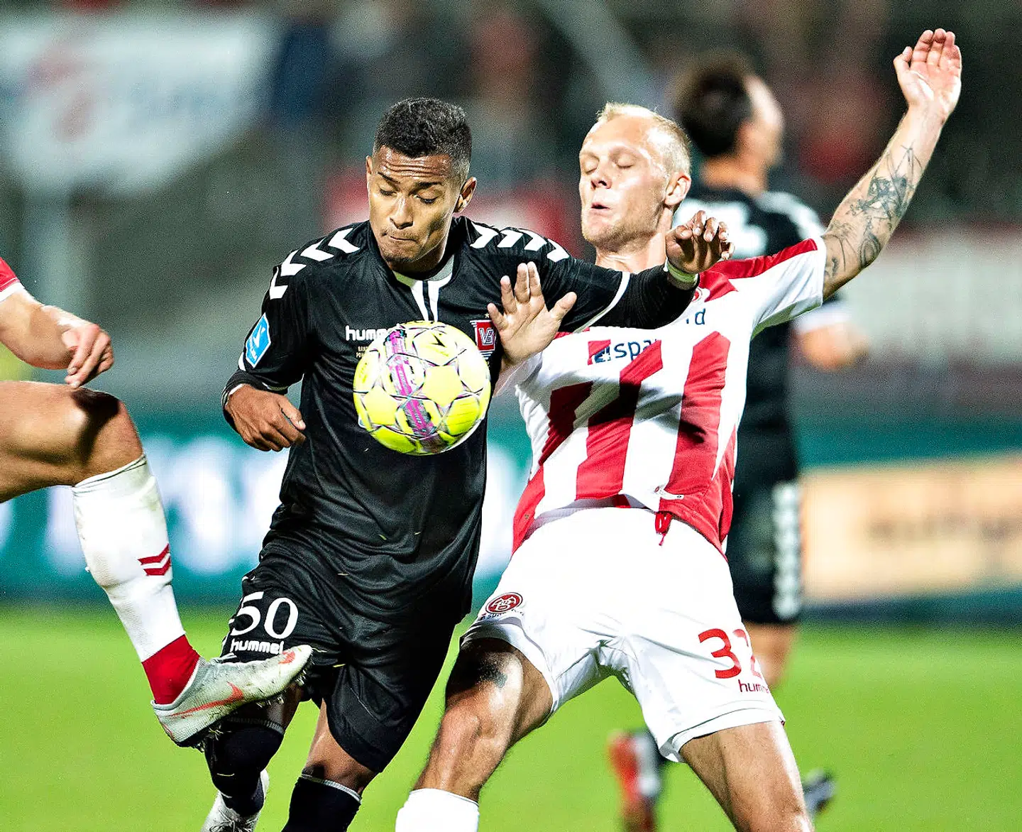 Vejles Allan Sousa i duel mod AaB's Kasper Pedersen i superligakampen mellem AaB og Vejle Boldklub.