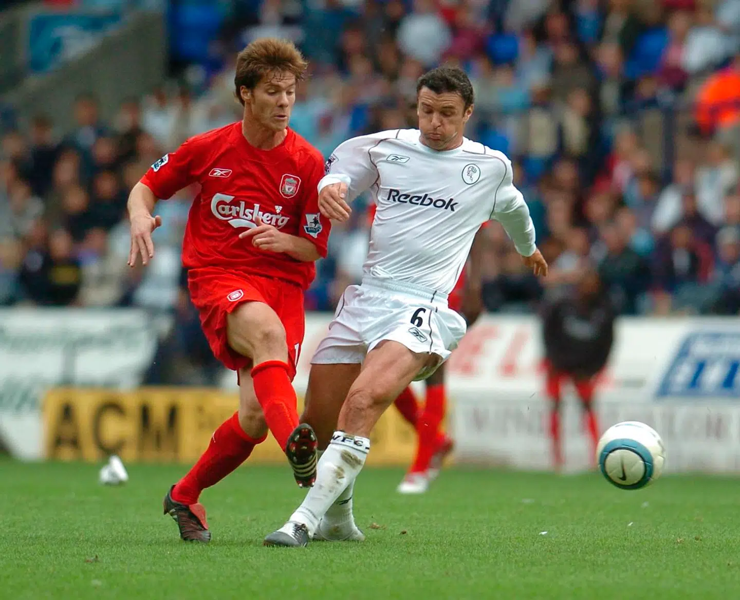 Gary Speed som spiller for Bolton i en kamp mod Liverpool og her Xabi Alonso.