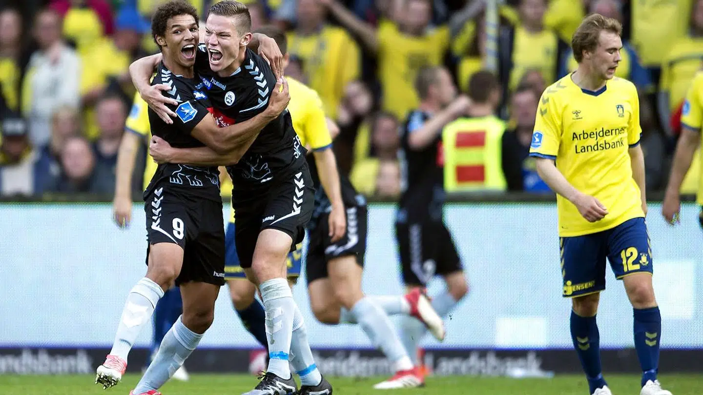 Sønderjyskes Alexander Bah og Stefan Gartenmann ved 4-2-målet i superligakampen mellem Brøndby og Sønderjyske på Brøndby Stadion søndag den 16. september 2018. (Foto: Liselotte Sabroe/Ritzau Scanpix)
