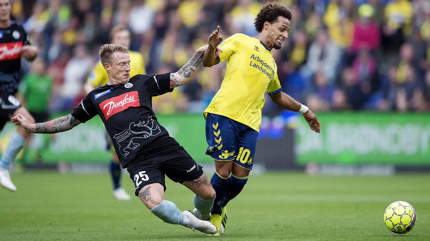 Brøndbys Hany Mukhtar og Sønderjyskes Niki Zimling i superligakampen mellem Brøndby og Sønderjyske på Brøndby Stadion søndag den 16. september 2018. (Foto: Liselotte Sabroe/Ritzau Scanpix)