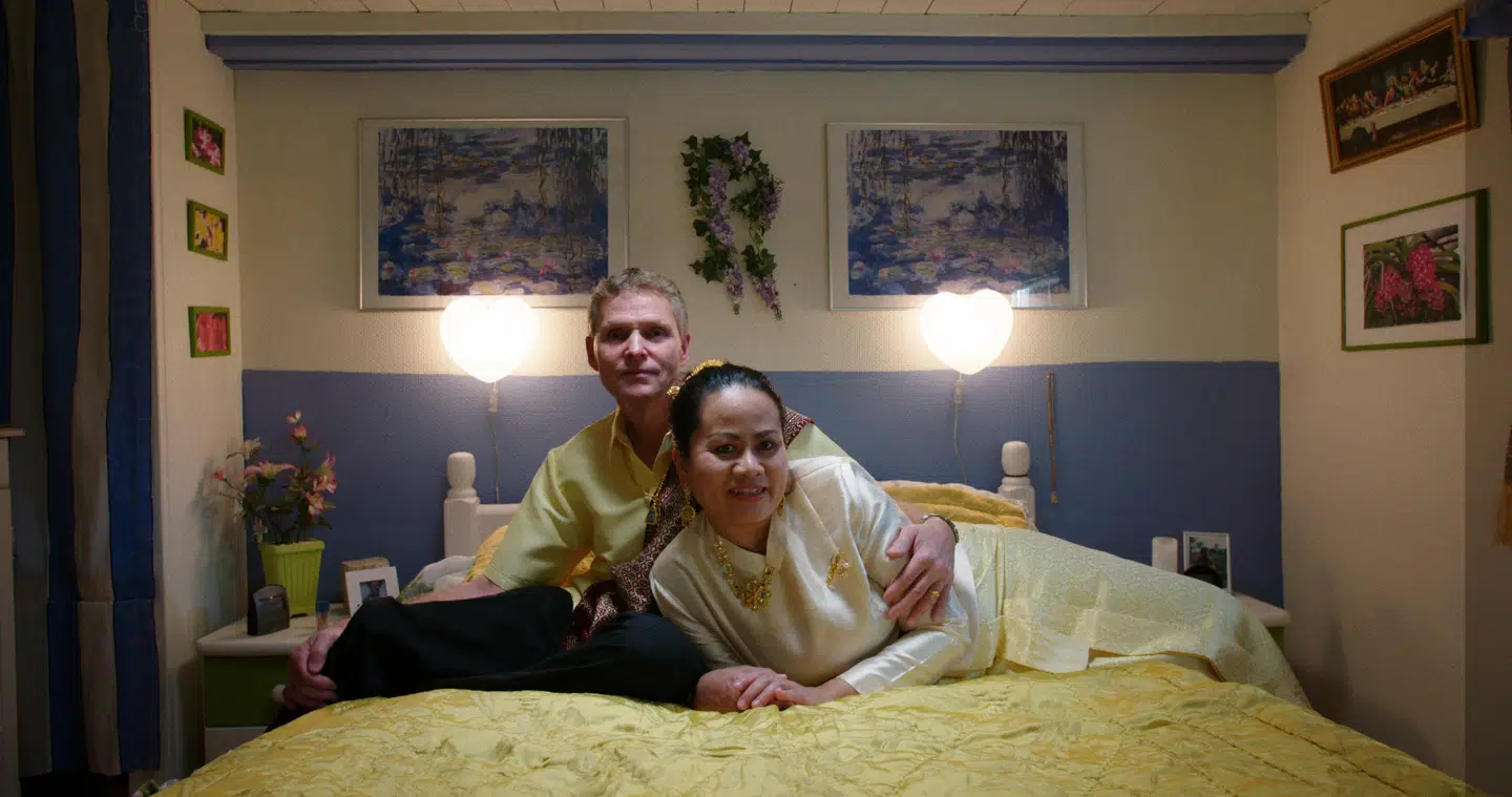 Mong og John i deres hjem.