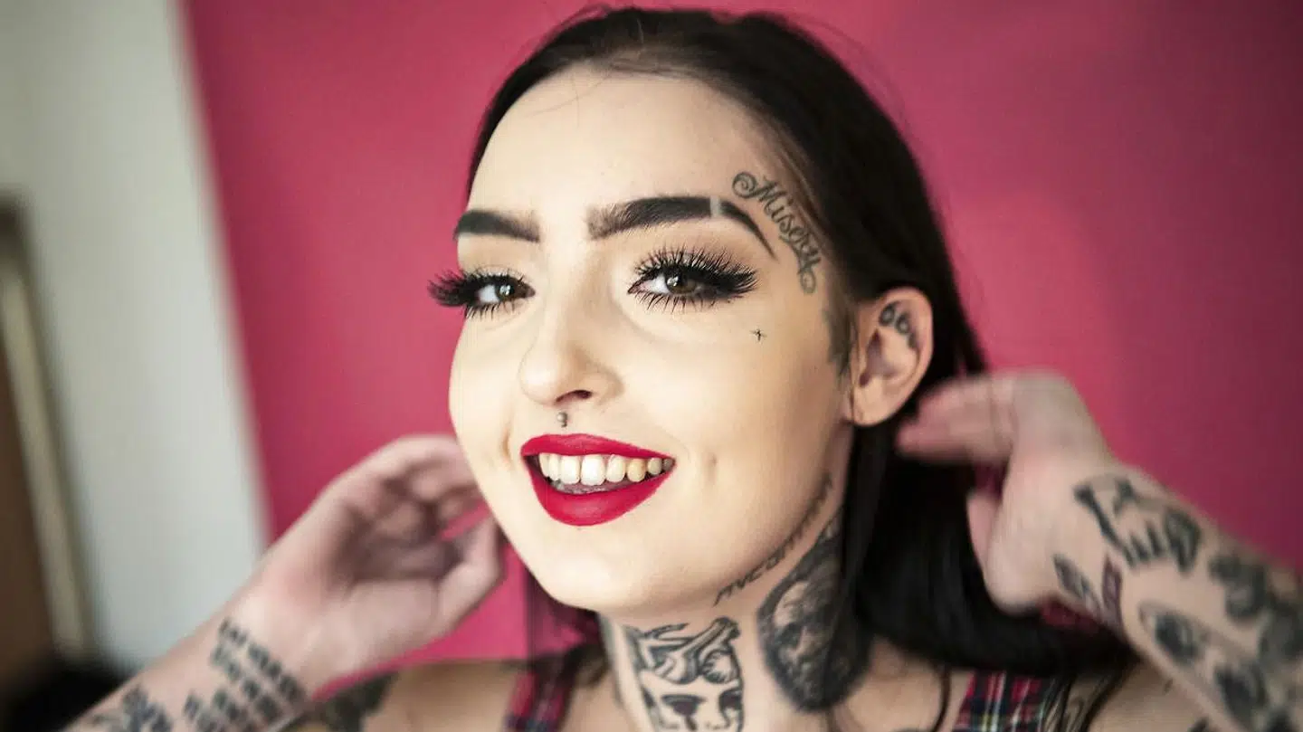 19-årig Frederikke Visholm har fem tatoveringer i ansigtet. Hun var tatoveret på det meste af kroppen, da hun fyldte 18.
