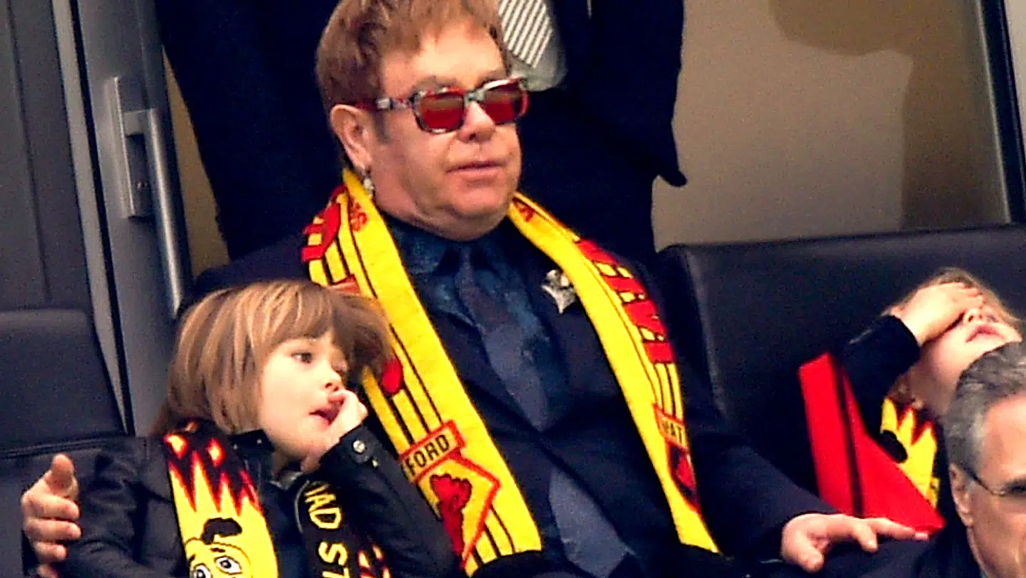 Popstjernen Elton John, der er kæmpe Watford-fan, til kamp på Vicarage Road med familien.