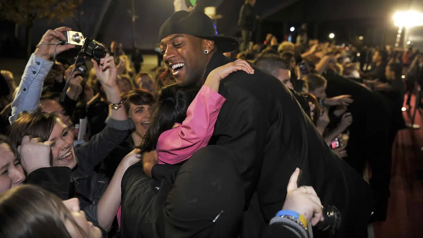 Oritse Williams hilser her på sine fans i Glasgow i 2011. Arkivfoto