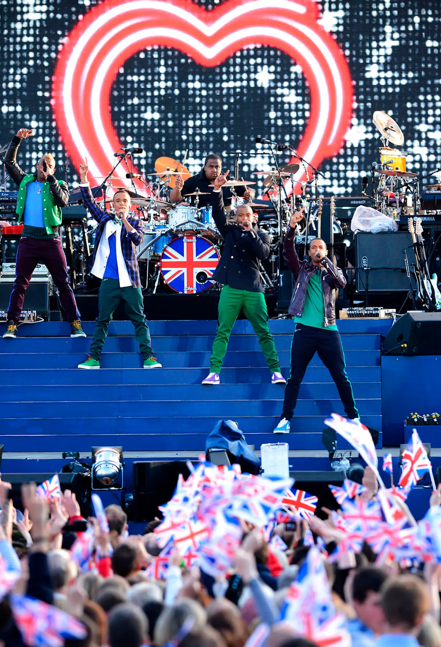 JLS ses her optræde i 2012.