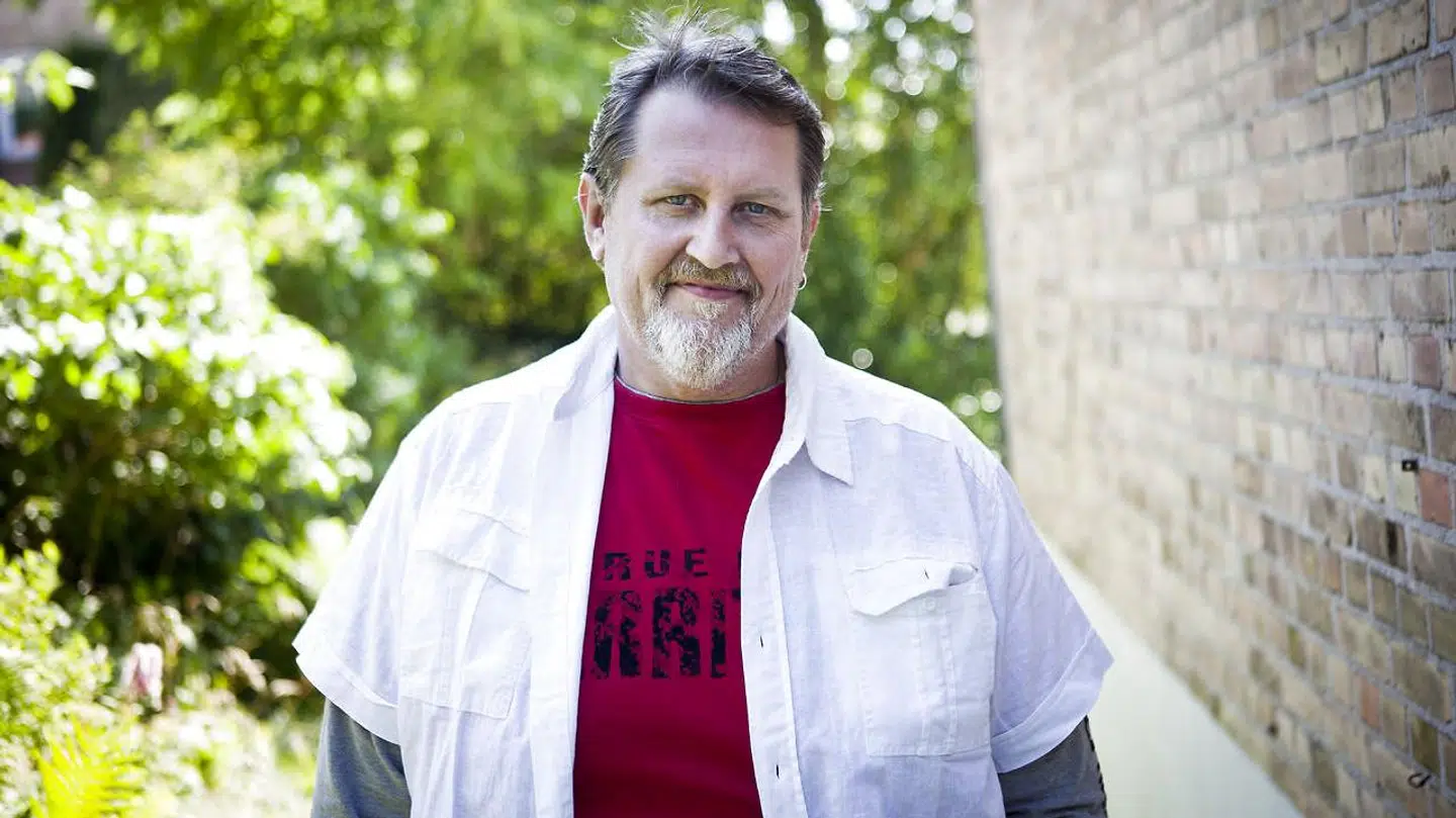 Alex Nyborg Madsen fortæller, at han som sådan ikke frygter at bliver fyret, men han ærgrer sig til gengæld over, at DR skal spare knap 700 millioner kroner.